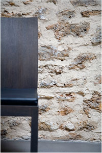 Détail mur et chaise
